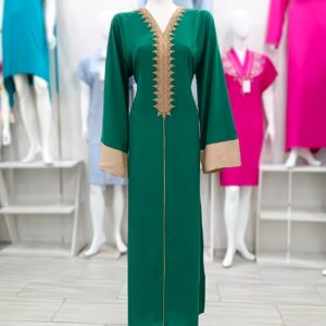 جبة خضراء مطرّزة