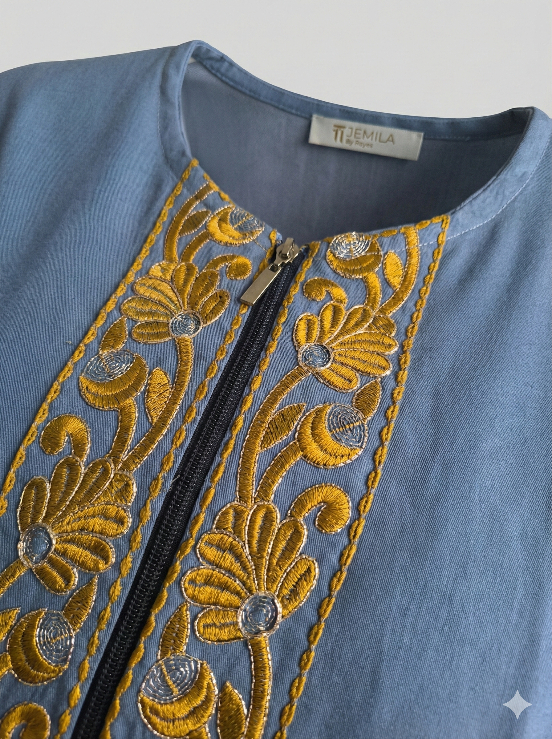 جلّباب دجينز بالطرز الذهبي – قصّة كلاسيكية وأنيقة (Copy) - الصورة 4