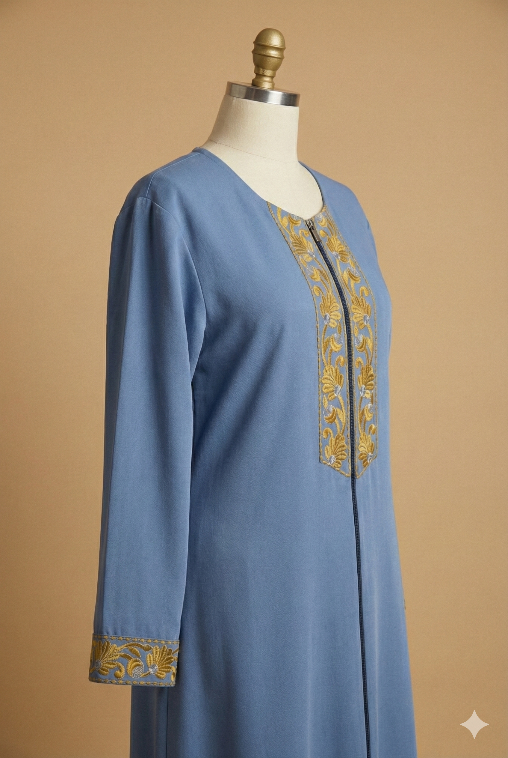 جلّباب دجينز بالطرز الذهبي – قصّة كلاسيكية وأنيقة (Copy) - الصورة 3